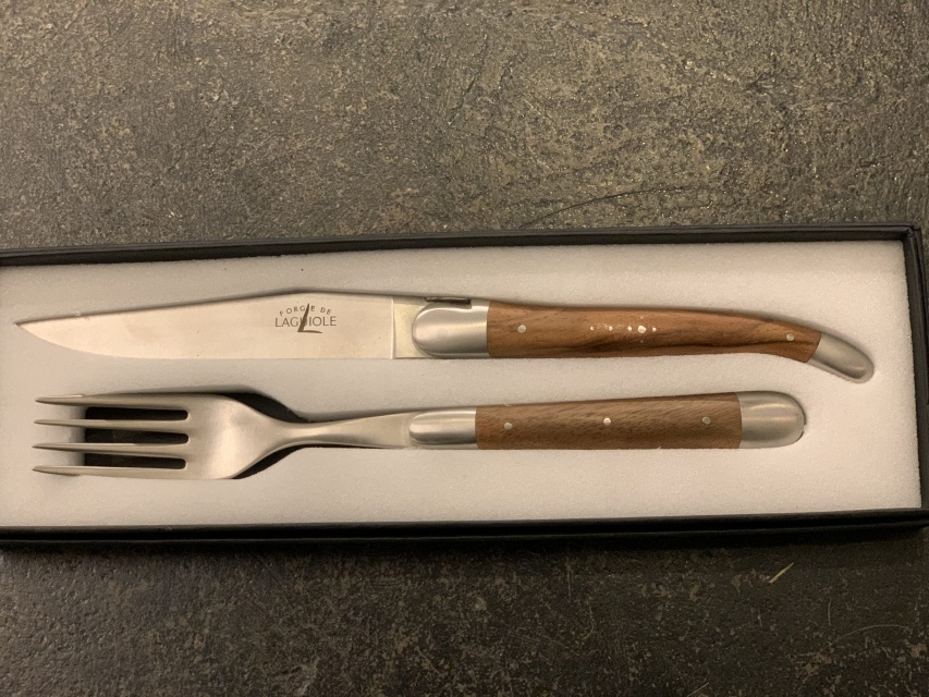 Steak kniv og gaffel sæt, mat finish, oliven træ håndtag - Forge de Laguiole